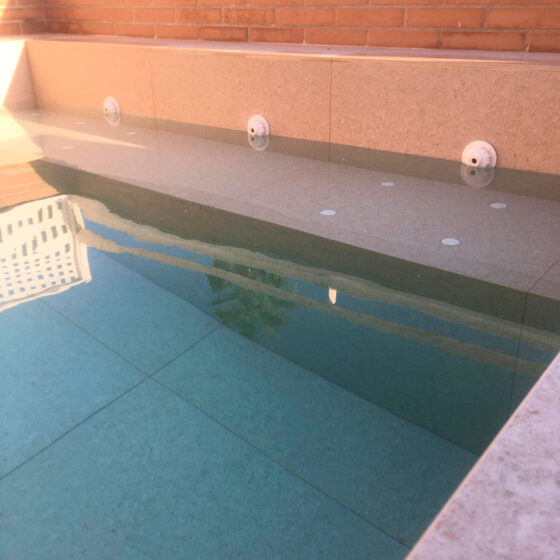 Construcción de piscina de obra por encima del nivel del suelo en adosado de Puerto de Sagunto, Valencia por Mediterranean Pool