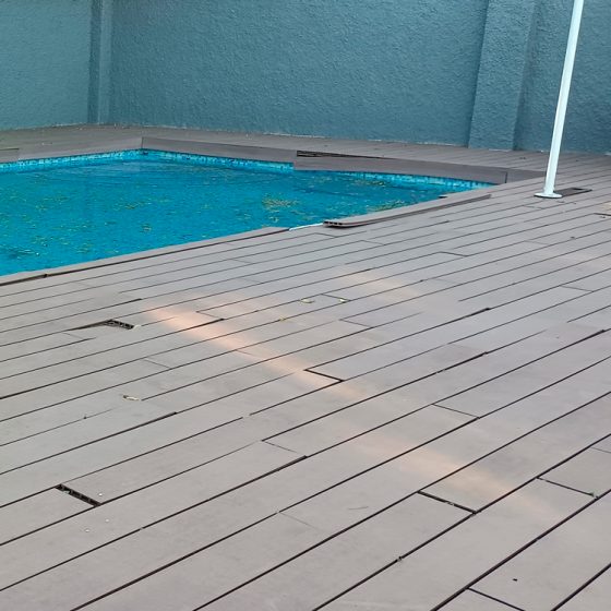 reforma de terraza de piscina con gres porcelánico imitación madera e iluminación de piscina en Urbanización Cruz de Gracia, Paterna, Valencia por Mediterranean Pool