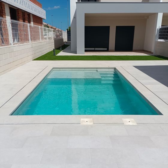 Construcción de piscina de obra y gunitada con escalera de obra, zona de chapoteo, gres porcelánico, terraza y depuradora con electrólisis salina y sistema de limpieza automático net'n'clean torrent, torrente, Valencia por Mediterranean Pool