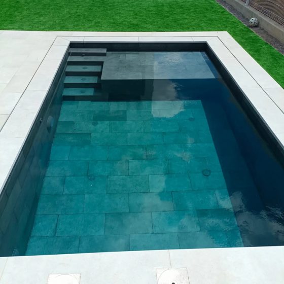 Construcción de piscina de obra y gunitada con escalera de obra, zona de chapoteo, gres porcelánico, terraza y depuradora con electrólisis salina y sistema de limpieza automático net'n'clean torrent, torrente, Valencia por Mediterranean Pool