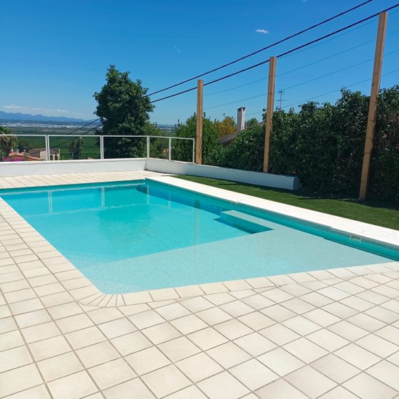 Reforma de piscina de obra, gunitada, con escalera de obra, zona de chapoteo, banco de obra, gresite, depuradora en Calicanto, Valencia por Mediterranean Pool