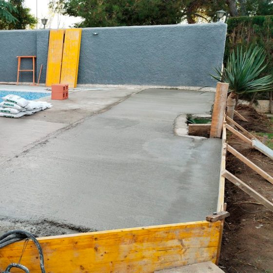 reforma de terraza de piscina con gres porcelánico imitación madera e iluminación de piscina en Urbanización Cruz de Gracia, Paterna, Valencia por Mediterranean Pool