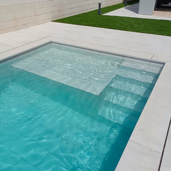 Construcción de piscina de obra y gunitada con escalera de obra, zona de chapoteo, gres porcelánico, terraza y depuradora con electrólisis salina y sistema de limpieza automático net'n'clean torrent, torrente, Valencia por Mediterranean Pool