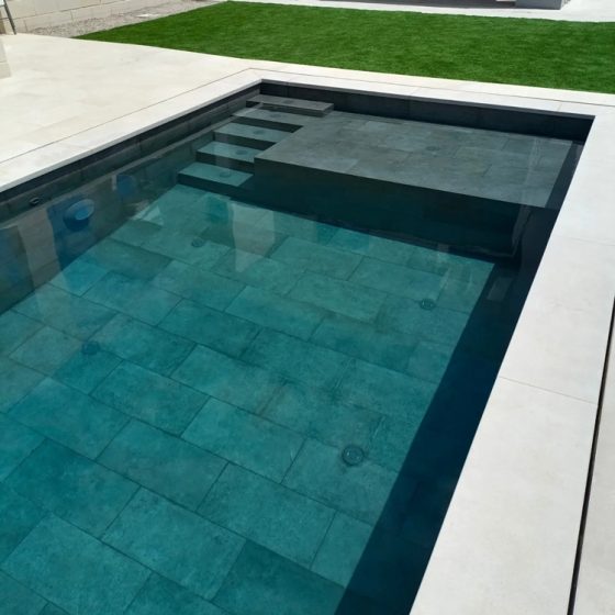 Construcción de piscina de obra y gunitada con escalera de obra, zona de chapoteo, gres porcelánico, terraza y depuradora con electrólisis salina y sistema de limpieza automático net'n'clean torrent, torrente, Valencia por Mediterranean Pool