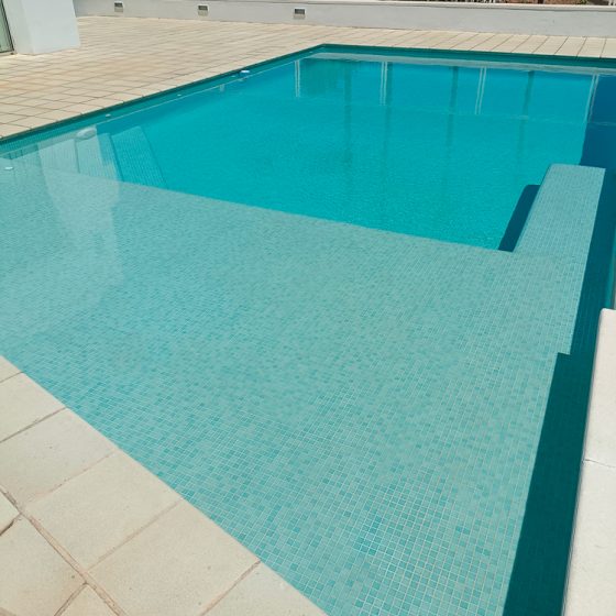 Reforma de piscina de obra, gunitada, con escalera de obra, zona de chapoteo, banco de obra, gresite, depuradora en Calicanto, Valencia por Mediterranean Pool