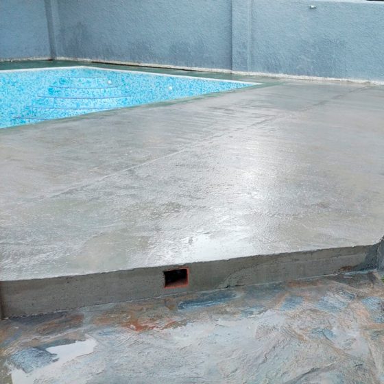 reforma de terraza de piscina con gres porcelánico imitación madera e iluminación de piscina en Urbanización Cruz de Gracia, Paterna, Valencia por Mediterranean Pool