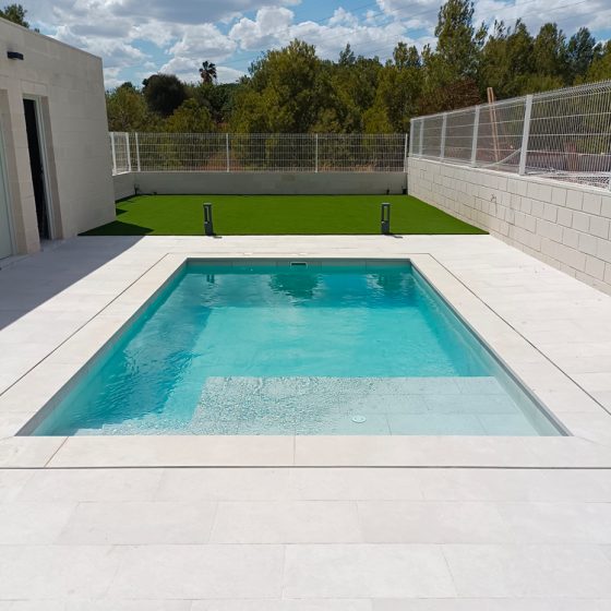 Construcción de piscina de obra y gunitada con escalera de obra, zona de chapoteo, gres porcelánico, terraza y depuradora con electrólisis salina y sistema de limpieza automático net'n'clean torrent, torrente, Valencia por Mediterranean Pool