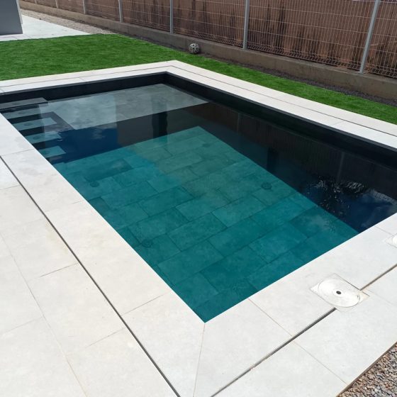 Construcción de piscina de obra y gunitada con escalera de obra, zona de chapoteo, gres porcelánico, terraza y depuradora con electrólisis salina y sistema de limpieza automático net'n'clean torrent, torrente, Valencia por Mediterranean Pool