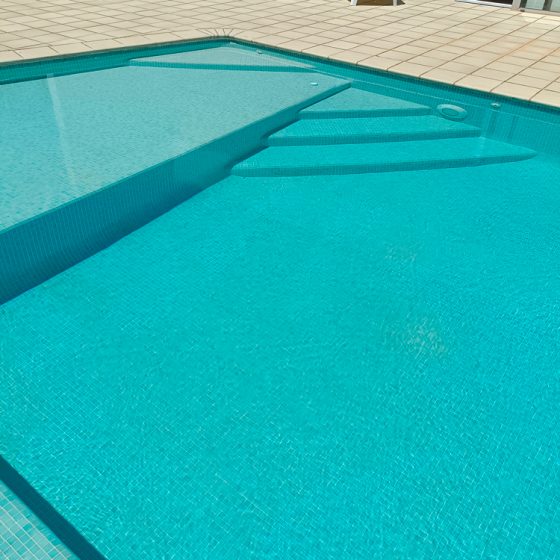 Reforma de piscina de obra, gunitada, con escalera de obra, zona de chapoteo, banco de obra, gresite, depuradora en Calicanto, Valencia por Mediterranean Pool