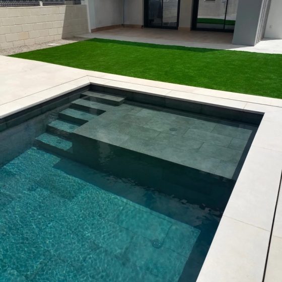 Construcción de piscina de obra y gunitada con escalera de obra, zona de chapoteo, gres porcelánico, terraza y depuradora con electrólisis salina y sistema de limpieza automático net'n'clean torrent, torrente, Valencia por Mediterranean Pool