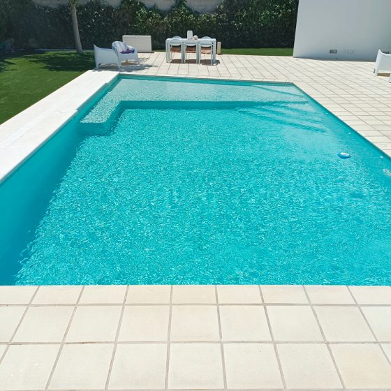 Reforma de piscina de obra, gunitada, con escalera de obra, zona de chapoteo, banco de obra, gresite, depuradora en Calicanto, Valencia por Mediterranean Pool