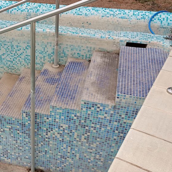 Reforma de piscina de obra, gunitada, con escalera de obra, zona de chapoteo, banco de obra, gresite, depuradora en Calicanto, Valencia por Mediterranean Pool