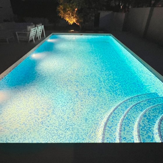reforma de terraza de piscina con gres porcelánico imitación madera e iluminación de piscina en Urbanización Cruz de Gracia, Paterna, Valencia por Mediterranean Pool