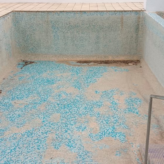 Reforma de piscina de obra, gunitada, con escalera de obra, zona de chapoteo, banco de obra, gresite, depuradora en Calicanto, Valencia por Mediterranean Pool