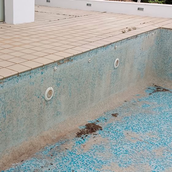 Reforma de piscina de obra, gunitada, con escalera de obra, zona de chapoteo, banco de obra, gresite, depuradora en Calicanto, Valencia por Mediterranean Pool