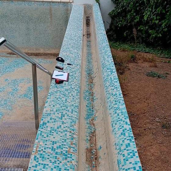 Reforma de piscina de obra, gunitada, con escalera de obra, zona de chapoteo, banco de obra, gresite, depuradora en Calicanto, Valencia por Mediterranean Pool