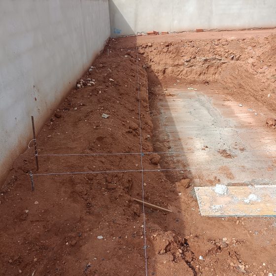 Piscina de obra hecha con porcelánico en Loriguilla Valencia por Mediterranean Pool Piscina gunitada
