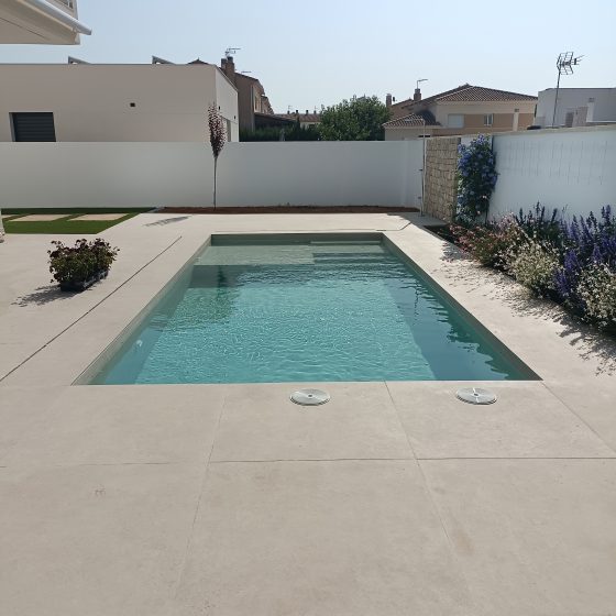 Piscina de obra hecha con porcelánico en Loriguilla Valencia por Mediterranean Pool Piscina gunitada