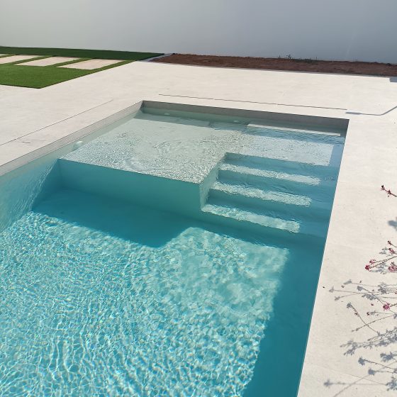 Piscina de obra hecha con porcelánico en Loriguilla Valencia por Mediterranean Pool Piscina gunitada