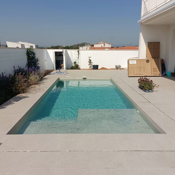 Piscina de obra hecha con porcelánico en Loriguilla Valencia por Mediterranean Pool Piscina gunitada