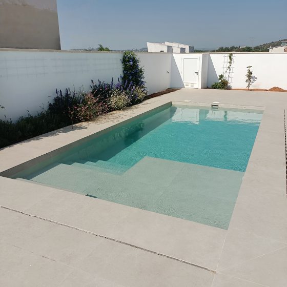 Piscina de obra hecha con porcelánico en Loriguilla Valencia por Mediterranean Pool Piscina gunitada
