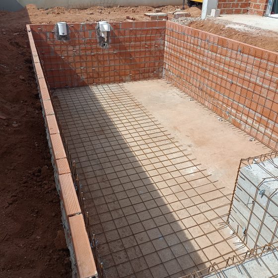 Piscina de obra hecha con porcelánico en Loriguilla Valencia por Mediterranean Pool Piscina gunitada