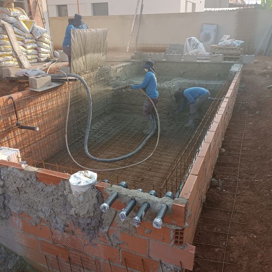 Piscina de obra hecha con porcelánico en Loriguilla Valencia por Mediterranean Pool Piscina gunitada