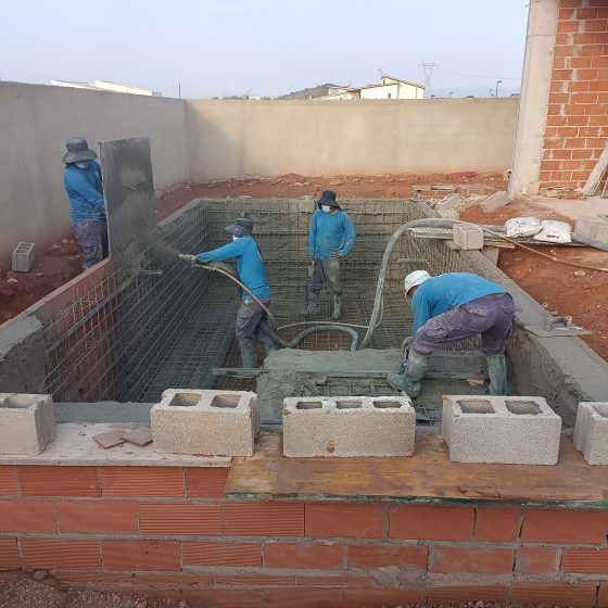 Piscina de obra hecha con porcelánico en Loriguilla Valencia por Mediterranean Pool Piscina gunitada