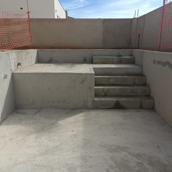 Piscina de obra hecha con porcelánico en Loriguilla Valencia por Mediterranean Pool Piscina gunitada