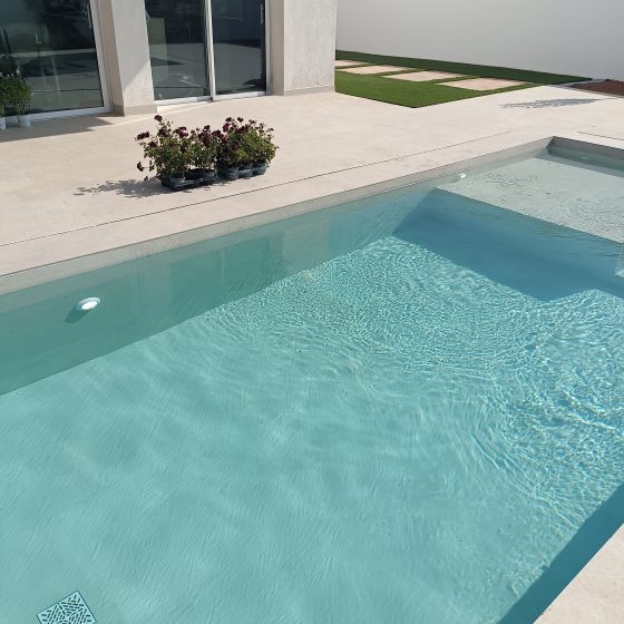 Piscina de obra hecha con porcelánico en Loriguilla Valencia por Mediterranean Pool Piscina gunitada
