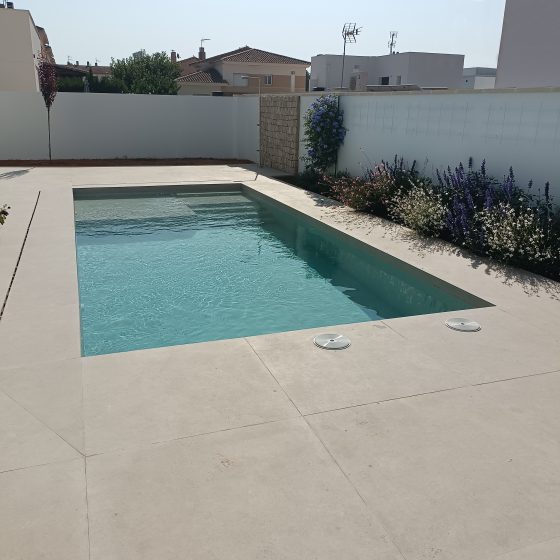 Piscina de obra hecha con porcelánico en Loriguilla Valencia por Mediterranean Pool Piscina gunitada
