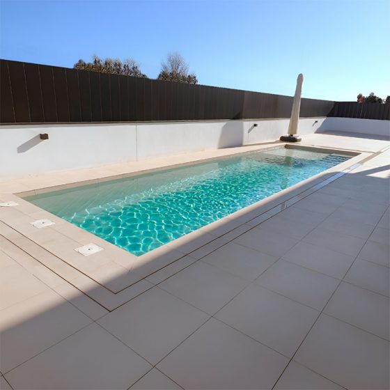 Piscina gunitada o piscina de obra con porcelánico y electrólisis salina en Pedreguer Alicante Comunidad Valenciana hecha por Mediterranean Pool