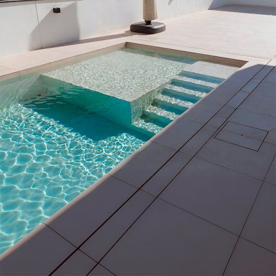 Piscina gunitada o piscina de obra con porcelánico y electrólisis salina en Pedreguer Alicante Comunidad Valenciana hecha por Mediterranean Pool
