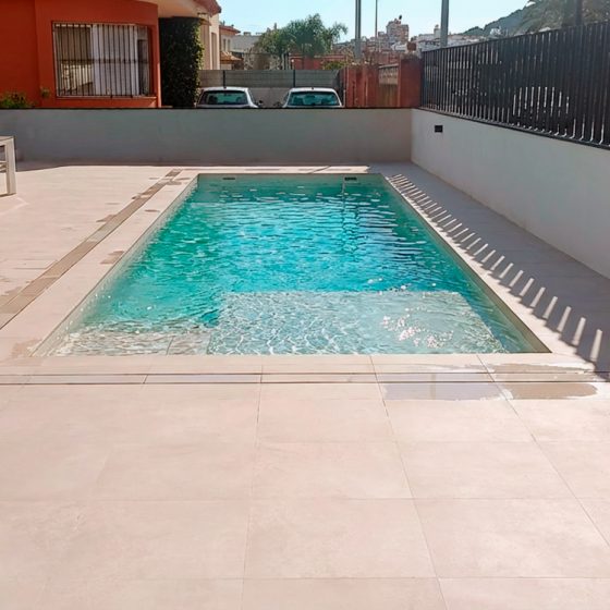 Piscina gunitada o piscina de obra con porcelánico y electrólisis salina en Pedreguer Alicante Comunidad Valenciana hecha por Mediterranean Pool