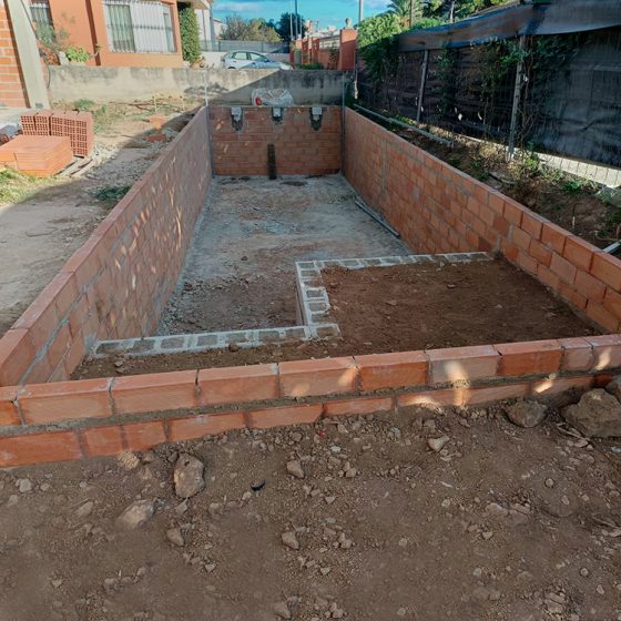 Piscina gunitada o piscina de obra con porcelánico y electrólisis salina en Pedreguer Alicante Comunidad Valenciana hecha por Mediterranean Pool