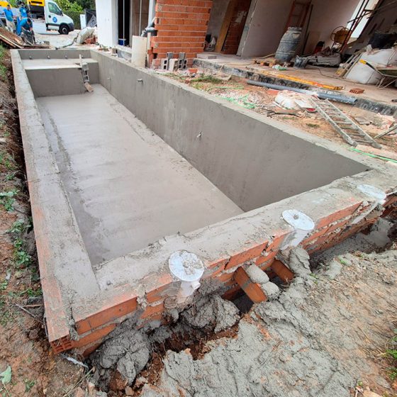 Piscina gunitada o piscina de obra con porcelánico y electrólisis salina en Pedreguer Alicante Comunidad Valenciana hecha por Mediterranean Pool