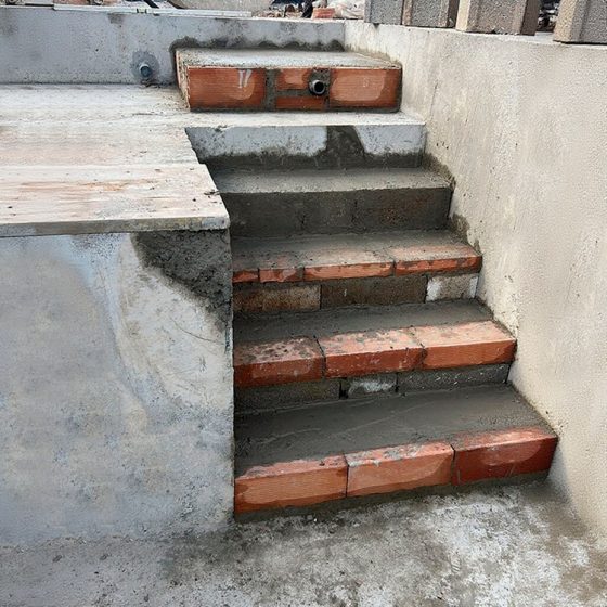 Piscina gunitada o piscina de obra con porcelánico y electrólisis salina en Pedreguer Alicante Comunidad Valenciana hecha por Mediterranean Pool