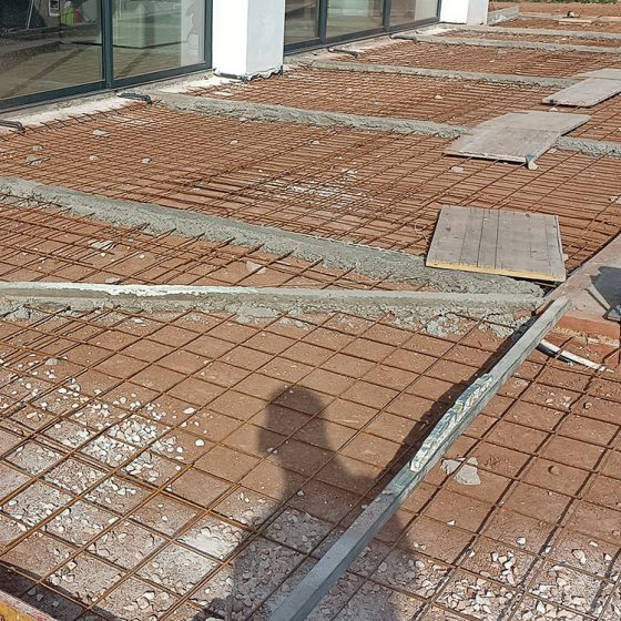 Construcción de terraza al rededor de Piscina gunitada o piscina de obra en Albalat dels Tarongers Valencia por Mediterranean Pool