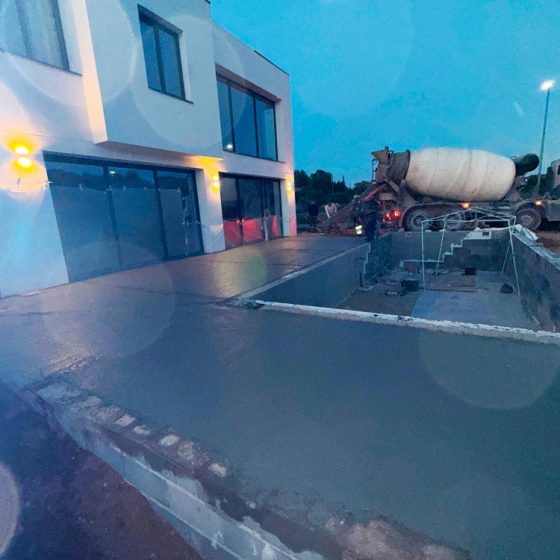 Hormigonado de terraza al rededor de Piscina gunitada o piscina de obra en Albalat dels Tarongers Valencia por Mediterranean Pool