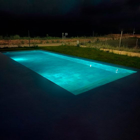Iluminación nocturna de Piscina gunitada o piscina de obra en Albalat dels Tarongers Valencia por Mediterranean Pool