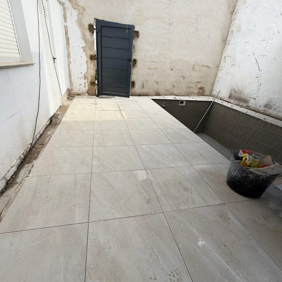 Construcción de Piscina gunitada, Terraza, Ducha Exterior, Cuarto de máquinas en Turis Valencia por Mediterranean Pool