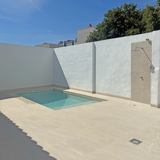 Construcción de Piscina gunitada, Terraza, Ducha Exterior, Cuarto de máquinas en Turis Valencia por Mediterranean Pool