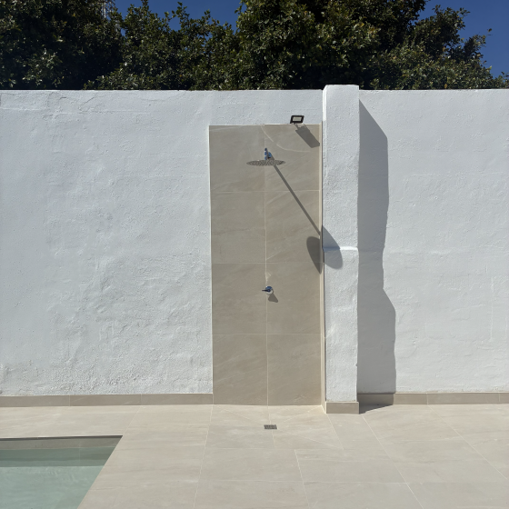 Construcción de Piscina gunitada, Terraza, Ducha Exterior, Cuarto de máquinas en Turis Valencia por Mediterranean Pool
