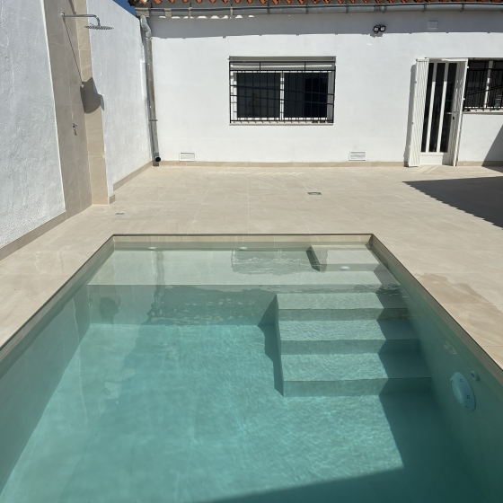 Construcción de Piscina gunitada, Terraza, Ducha Exterior, Cuarto de máquinas en Turis Valencia por Mediterranean Pool