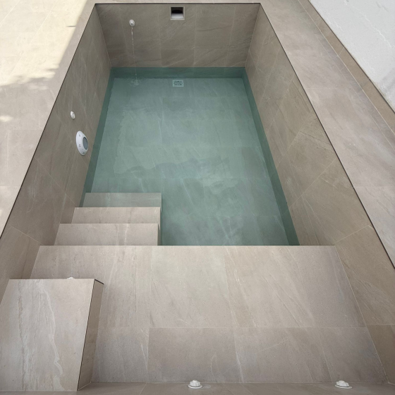 Construcción de Piscina gunitada, Terraza, Ducha Exterior, Cuarto de máquinas en Turis Valencia por Mediterranean Pool