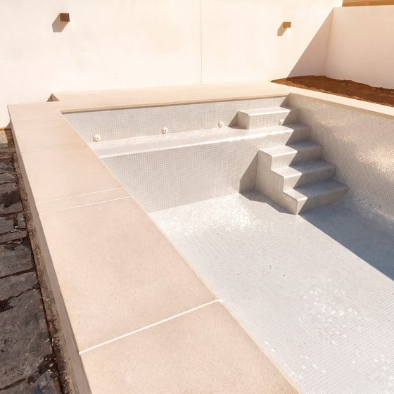 Construcción de Piscina gunitada o piscina de obra y Terraza en Playa Almarda, Sagunto, Valencia por Mediterranean Pool