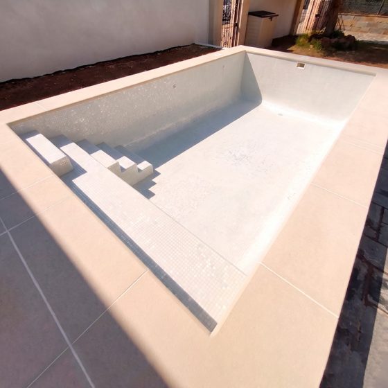 Construcción de Piscina gunitada o piscina de obra y Terraza en Playa Almarda, Sagunto, Valencia por Mediterranean Pool