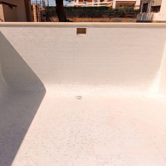 Construcción de Piscina gunitada o piscina de obra y Terraza en Playa Almarda, Sagunto, Valencia por Mediterranean Pool