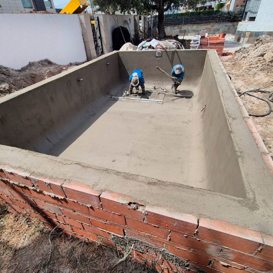 Construcción de Piscina gunitada o piscina de obra y Terraza en Playa Almarda, Sagunto, Valencia por Mediterranean Pool