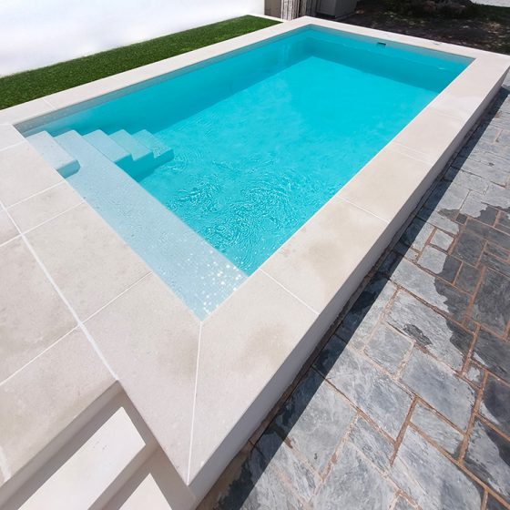 Construcción de Piscina gunitada o piscina de obra y Terraza en Playa Almarda, Sagunto, Valencia por Mediterranean Pool